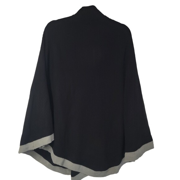 Hot in Hollywood Black Knit Poncho Cardigan Cape sz-M/L Pockets Buttons - Picture 2 of 4